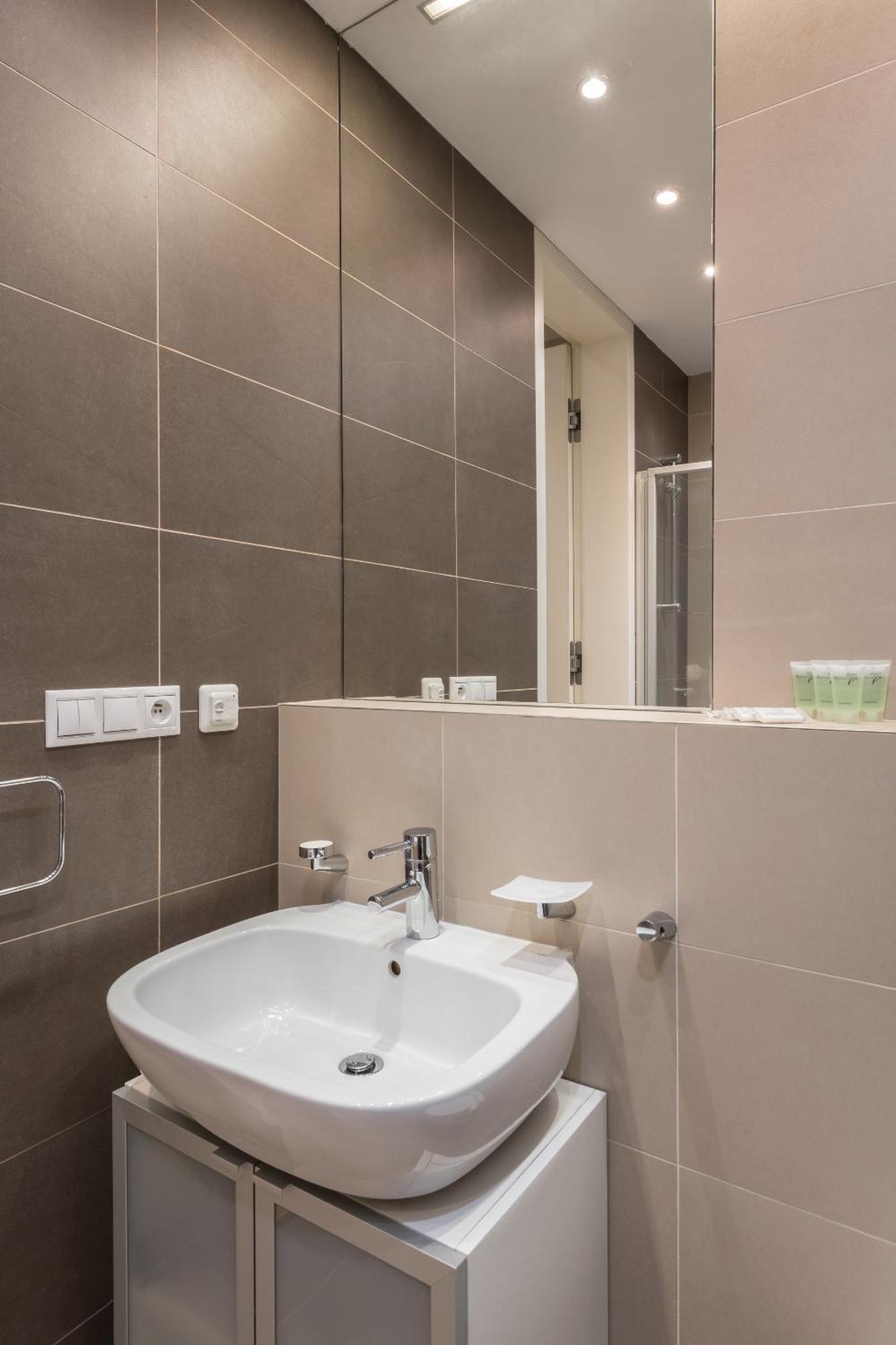 Upscale In Prime Location Near Sights Appartamento