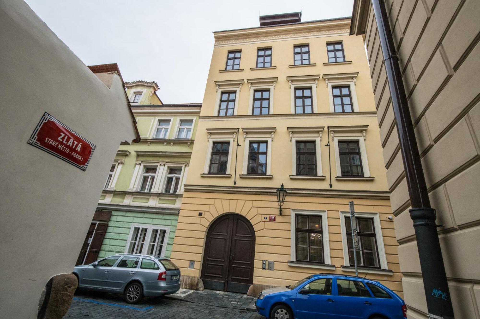 Upscale In Prime Location Near Sights Appartamento